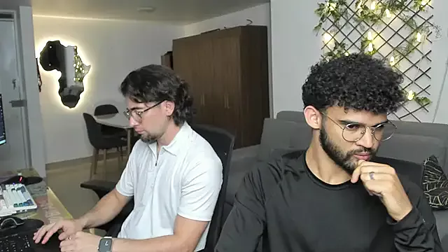 Offline crisandrews on StripChat