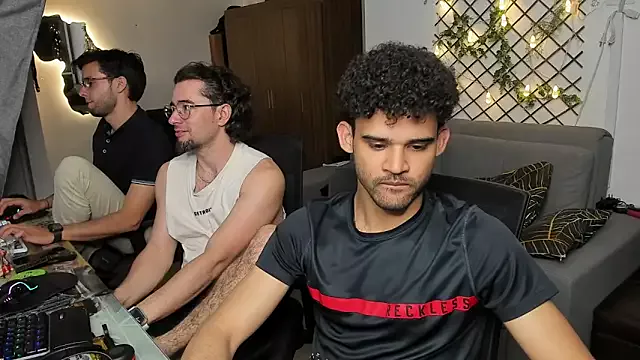 Offline crisandrews on StripChat