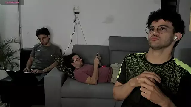 Offline crisandrews on StripChat