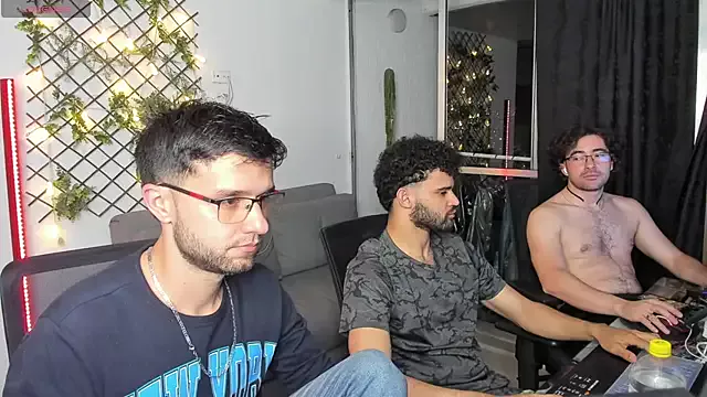 Offline crisandrews on StripChat