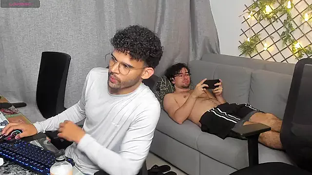 Offline crisandrews on StripChat