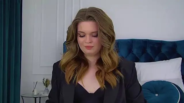 CrystalLyons on StripChat