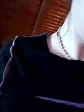 Offline CurlyElisa on StripChat