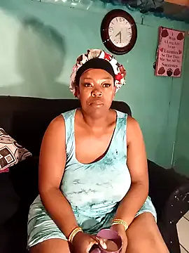 Freechat curvyloneah75 on StripChat