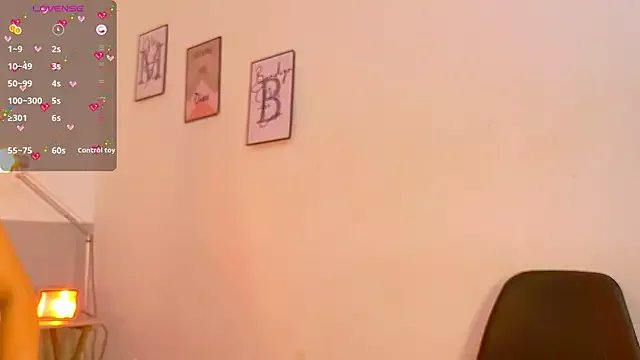 cutepetitee on StripChat