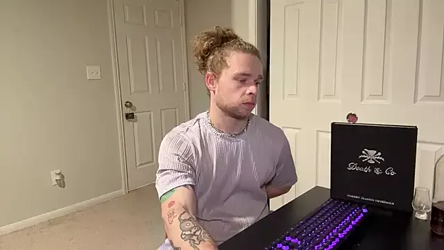 Offline DaddydayDrinkzz on StripChat