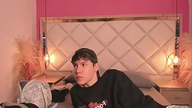 Daphne_And_Roger on StripChat