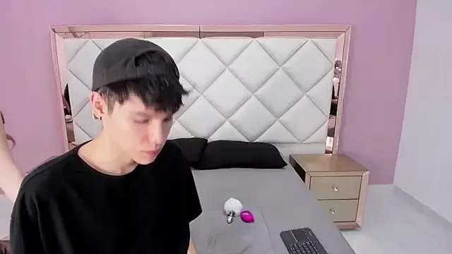 Daphne_And_Roger on StripChat