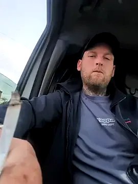 dave32000 on StripChat