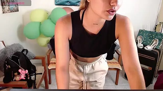 DestinyHills on StripChat