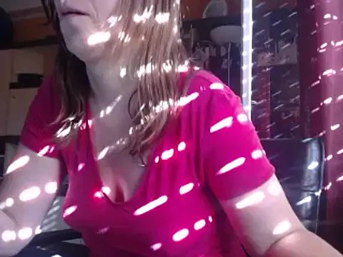 Dettybitch40 on StripChat