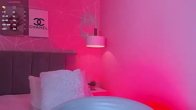 dolly_zoe on StripChat