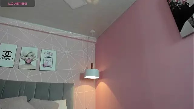 dolly_zoe on StripChat