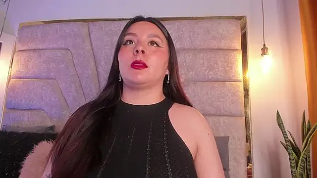 EmaJames25 on StripChat