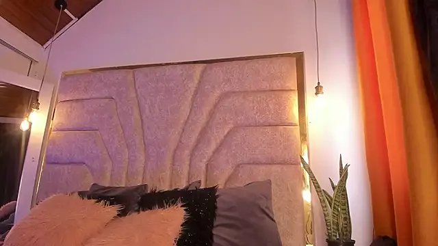 EmaJames25 on StripChat