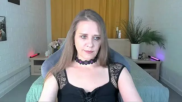 EmiliaBedy on StripChat