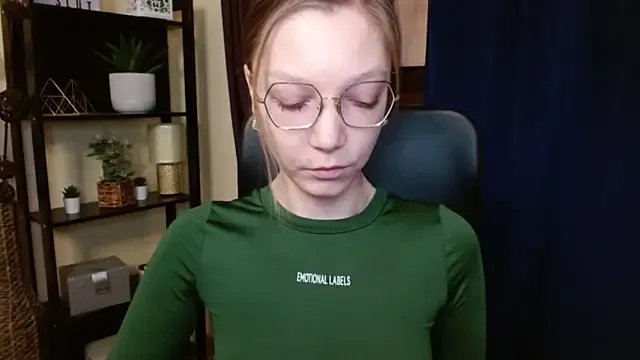 EmillyPlay on StripChat