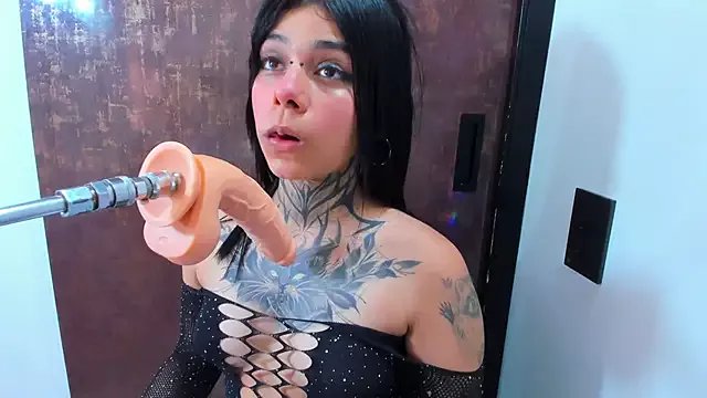 Emily_Evo on StripChat