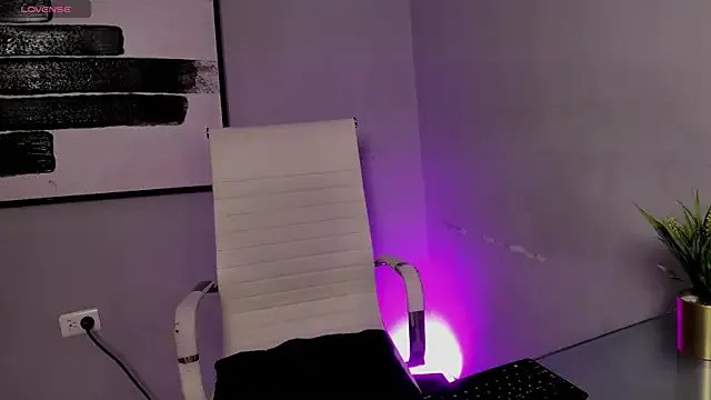 Emma_bloom__ on StripChat