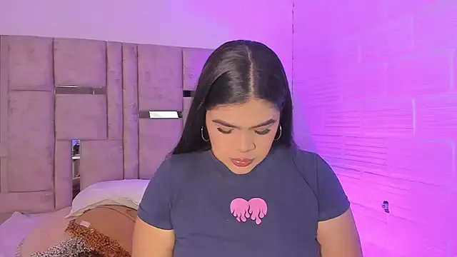 EmmaBecket2 on StripChat