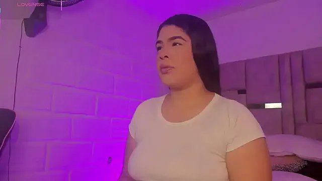 EmmaBecket2 on StripChat