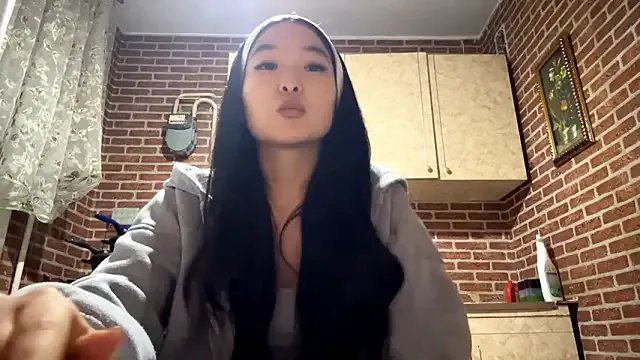 EmmaLeexth on StripChat