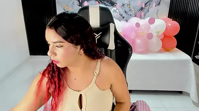 Emy_topless on StripChat