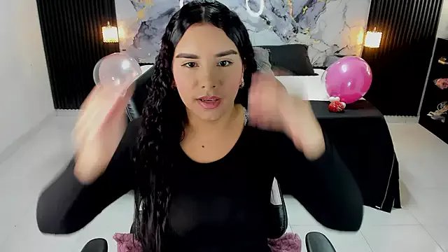 Emy_topless on StripChat