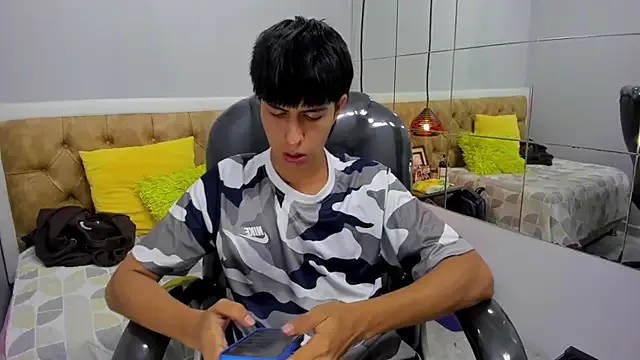 Freechat Estiv18_ on StripChat