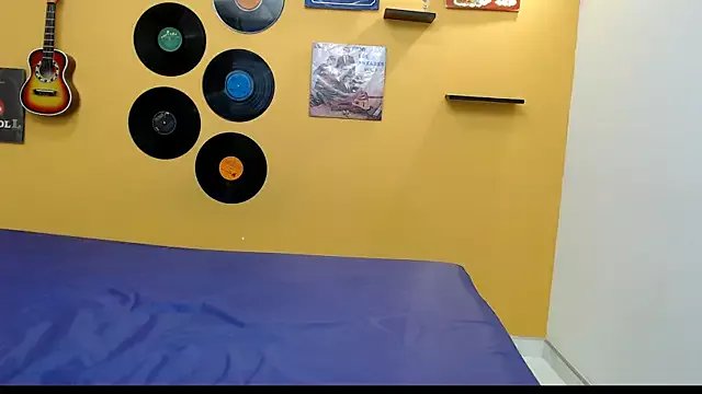 evaleribigtits18 on StripChat