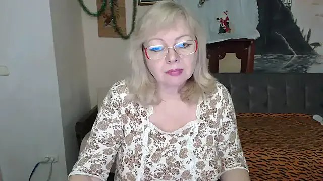 EvelynLoveShy on StripChat