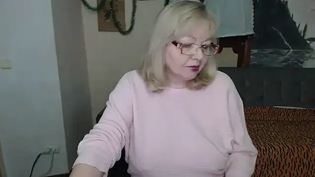 EvelynLoveShy on StripChat