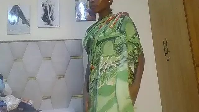 Fine_assie on StripChat