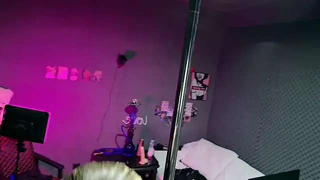 Fluffy_Cloude on StripChat