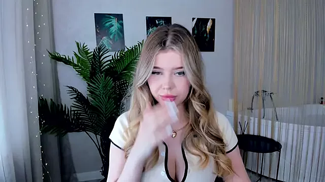 FollowLovee on StripChat 