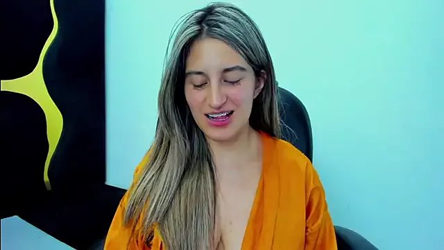 GiaRoussel on StripChat