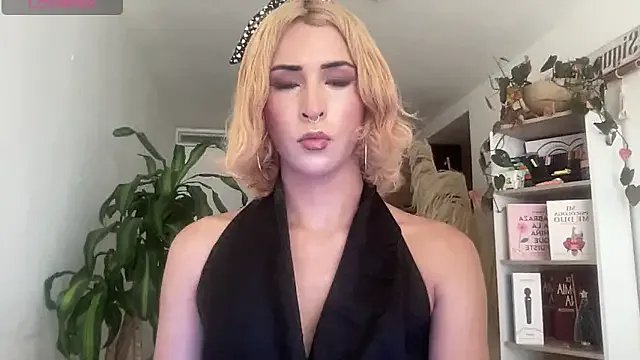 isa_fox_23 on StripChat