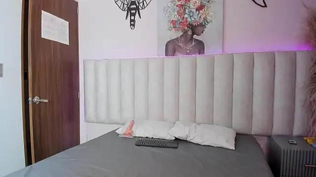 Isabella_Crofts on StripChat