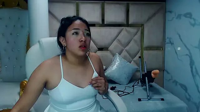 IsabellRodriguez18 on StripChat