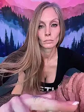 ItsDanniG on StripChat