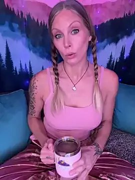 ItsDanniG on StripChat