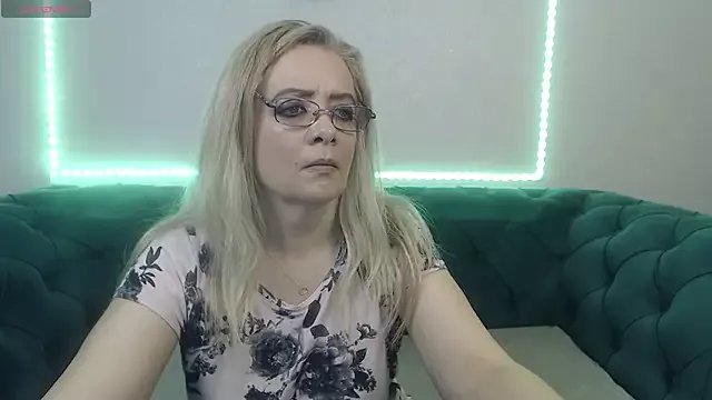 IvanaCharm on StripChat