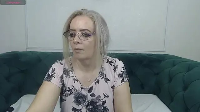 IvanaCharm on StripChat