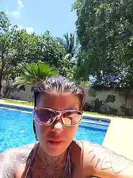 Offline Izy_cute_ on StripChat