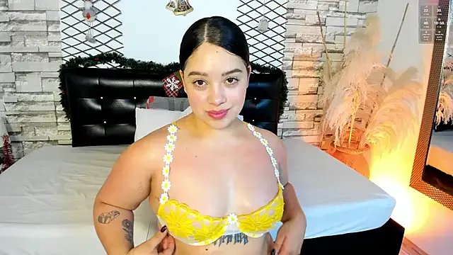 Julieta_333 on StripChat