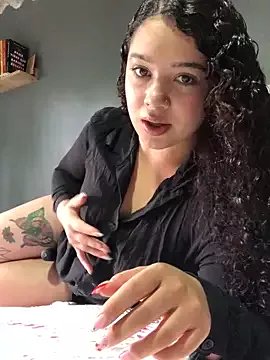 Julieta_333 on StripChat