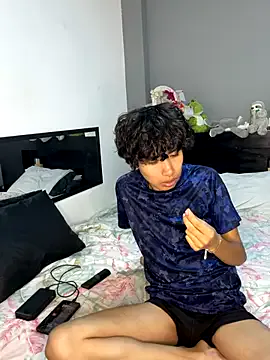 Offline Kailertwink on StripChat