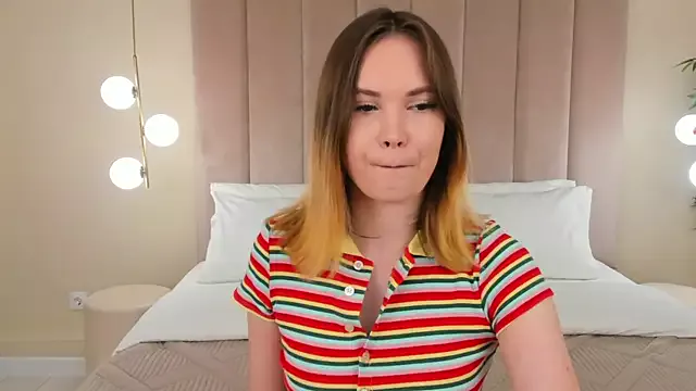 Offline KiraHolli on StripChat