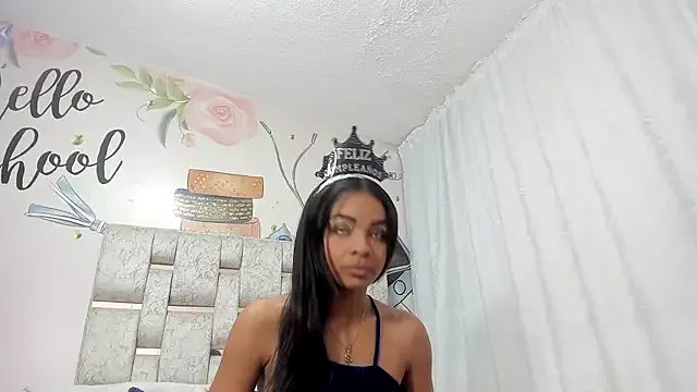 KOURTNEY-- on StripChat