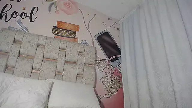 KOURTNEY-- on StripChat